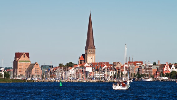 Blick über die Warnow auf den Stadthafen von Rostock und die Petrikirche. © Colourbox Foto: -