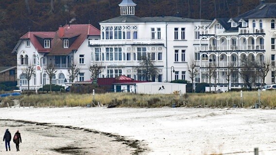 Zwei Spaziergänger am einsamen Stand von Binz auf Rügen während des Teil-Lockdowns im November 2020 ö © dpa-Zentralbild/dpa Foto: Stefan Sauer