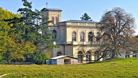 Die Schlosskirche im Schlosspark Putbus © imago images / Shotshop 