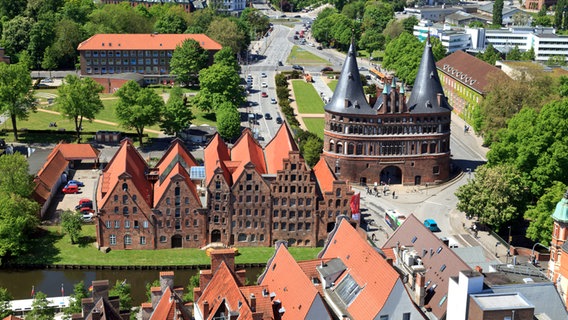 Holstentor (rechts) und Salzspeicher (links) in Lübeck © Fotolia Foto: Andreas Edelmann