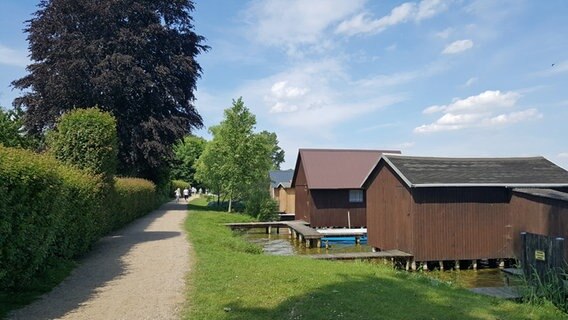 Uferpromenade mit Bootshäusern in Zarrentin am Schaalsee. © NDR Foto: Kathrin Weber