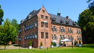 Das Reinbeker Schloss am Mühlenteich mit Gartenrestaurant © NDR Foto: Irma Kreussler