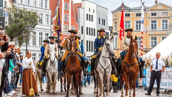 Reiter in histroischen Uniformen des schwedischen Militärs bei einer Parade. © TZ Wismar Foto: A. Rudolph