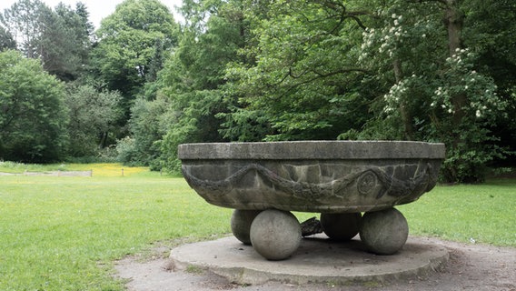 Eine große steinerne Schale im Hamburger Stadtpark.  Foto: Anja Deuble