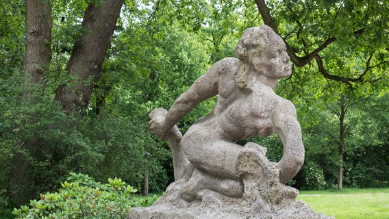 Die Skulptur einer badenden Frau an der Festwiese im Hamburger Stadtpark.  Foto: Anja Deuble