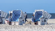 Weiße Strandkörbe am Strand von St. Peter Ording © NDR Foto: Christine Raczka