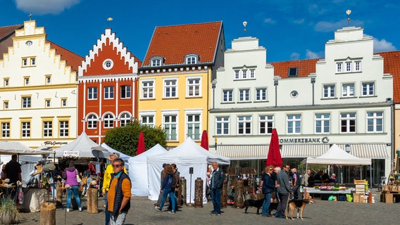 Häuserzeile am Greifswalder Markplatz © imago images / CHROMORANGE 