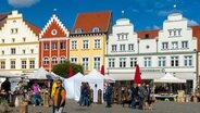 Häuserzeile am Greifswalder Markplatz © imago images / CHROMORANGE 