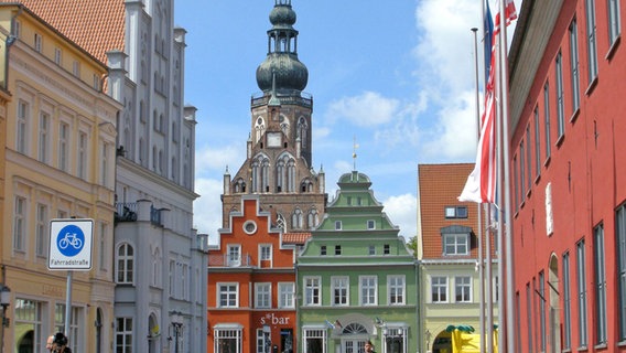 Der Dom überragt die Häuser am Greifswalder Markplatz. © imago images / pemax 