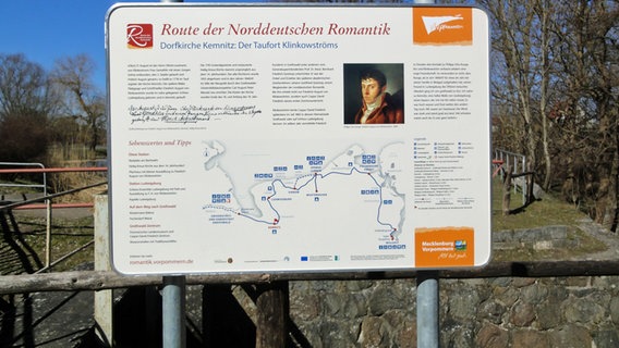 Eine Informationstafel an der Kirche in Kemnitz an der Fahrradstrecke "Route der norddeutschen Romantik" in Vorpommern. © Tourismusverband Vorpommern e.V. 