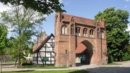 Das Friedländer Tor in Neubrandenburg. © fotolia Foto: Neppomuk