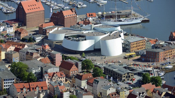 Das Ozeaneum und die Hafeninsel in Stralsund aus der Luft aufgenommen. © dpa Foto: Stefan Sauer