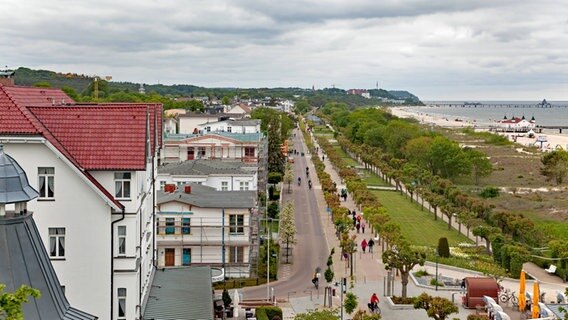 Blick auf die Promenade in Ahlbeck auf der Insel Usedom. © imago images/CHROMORANGE 