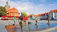Marktplatz mit dem Brunnen "Bernsteinfischer" in Ribnitz-Damgarten © Stadt Ribnitz-Damgarten 