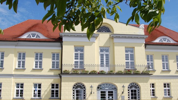 Fassade des klassizistischen Rathauses in Ribnitz-Damgarten. © Stadt Ribnitz-Damgarten 