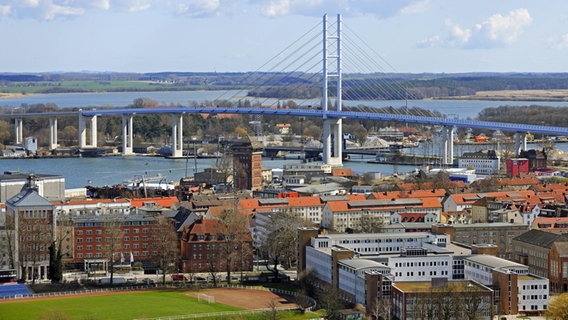 Blick aus der Luft auf die Rügenbrücke über den Strelasund zwischen Stralsund und der Insel Rügen. © imago/blickwinkel 