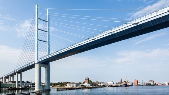 Blick auf die Rügenbrücke zwischen Stralsund und der Ostseeinsel Rügen. © Colourbox Foto: hoch2wo photo & design