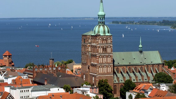 Blick über die Altstadt von Stralsund mit Nikolaikirche und Rathaus auf das Meer bis zur Insel Rügen © dpa-Report Foto: Stefan Sauer