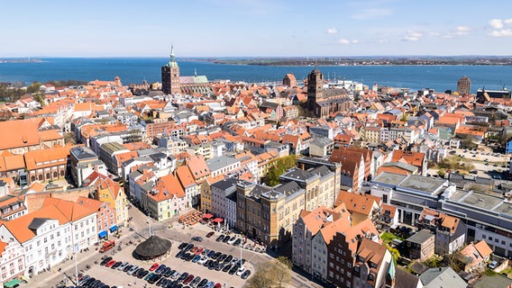 Blick von der Aussichtsplattform der St. Marienkirche auf die Altstadt von Stralsund, den Neuen Markt und die Ostsee. © colourbox Foto: Wolfgang  Zwanzger