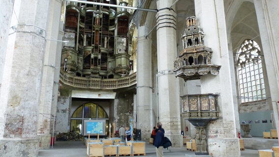 Der Innenraum mit Orgel der St. Jakobikirche in Stralsund. © NDR Foto: Kathrin Weber