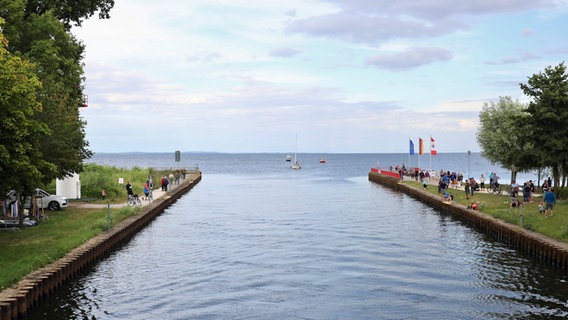 Die Mündung der Uecker ins Stettiner Haff kurz hinter Ueckermünde. © imago/BildFunkMV 