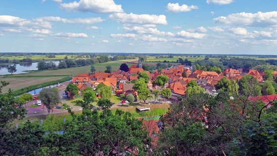 View of the old town of Hitzacker from the vineyard.  © NDR Photo: Irene Altenmüller