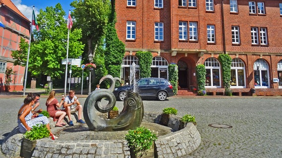 Bronzebrunnen am Marktplatz von Hitzacker. © NDR Foto: Irene Altenmüller