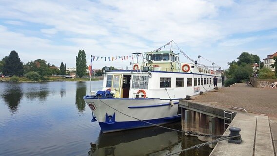 Ein Ausflugsschiff liegt an der Weser in Hameln. © NDR Foto: Kathrin Weber