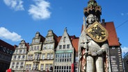 Blick auf die Roland-Statue und eine Zeile mit alten Häusern auf dem Marktplatz in Bremen. © NDR Foto: Kathrin Weber