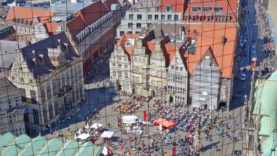Blick vom Turm des Dom St. Petri in Bremen auf den Marktplatz. © NDR Foto: Kathrin Weber