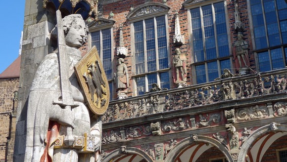 Die Roland-Statue und ein Teil der Fassade des Bremer Rathauses. © NDR Foto: Kathrin Weber