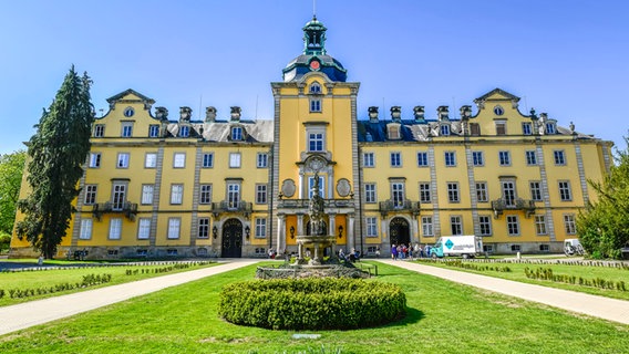Blick auf die Fassade von Schloss Bückeburg © Picture-Alliance / Bildagentur-online Foto: Schoening