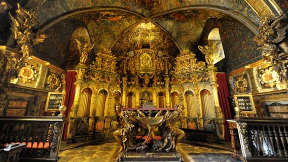 Altarraum der Kapelle von Schloss Bückeburg © Picture-Alliance / dpa Foto: Holger Hollemann