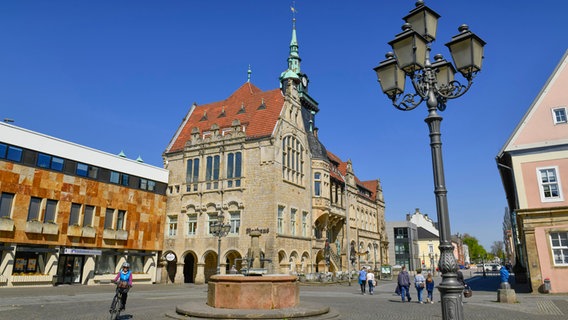 Blick auf das Bückeburger Rathaus im Stil der Weserrenaissance. © Picture-Alliance / Bildagentur-online Foto: Schoening