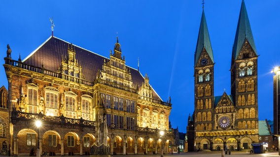 Blick auf den Bremer Marktplatz mit Rathaus und Dom am Abend © Colourbox 
