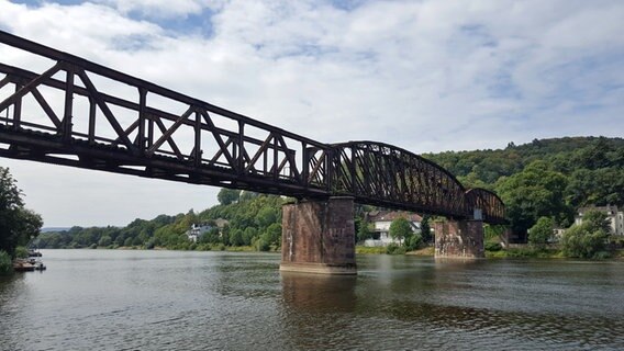 Blick auf die alte Eisenbahnbrücke über die Weser in Hameln. © NDR Foto: Kathrin Weber