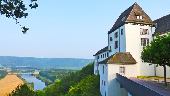 Schloss Fürstenberg liegt auf einer Anhöhe über der Weser. © Museum Schloss Fürstenberg 