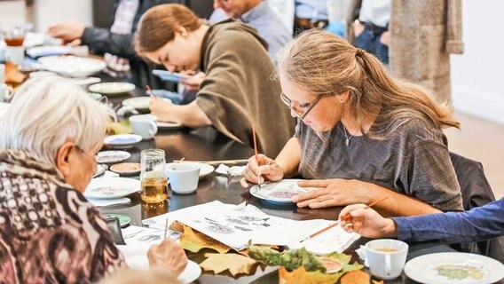 Teilnehmer eines Workshops in Porzellanmalerei in der Besucherwerkstatt von Schloss Fürstenberg. © Museum Schloss Fürstenberg Foto: Claudia Warneke