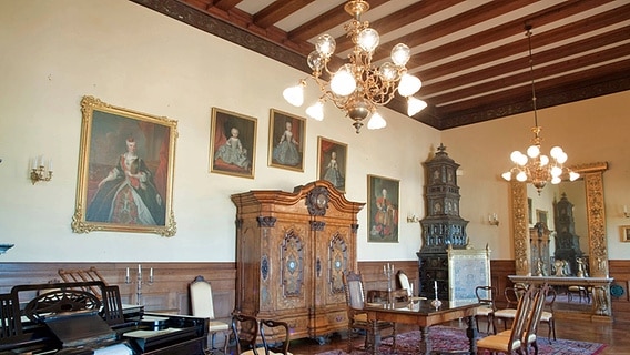 Historische Möbel in einem Zimmer von Schloss Hämelschenburg © imago/ imagebroker/wrba 
