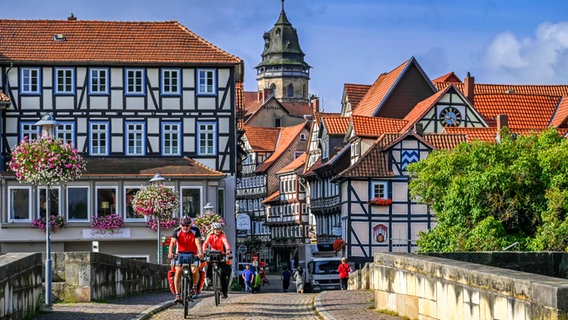 Radfahrer auf  der Werrabrücke in Hann. Münden. © picture alliance / Bildagentur-online/Schoening 