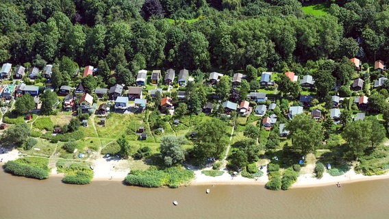 Ferienhäuser auf der Weserinsel Harriersand. © Picture-Alliance / dpa Foto: Ingo Wagner