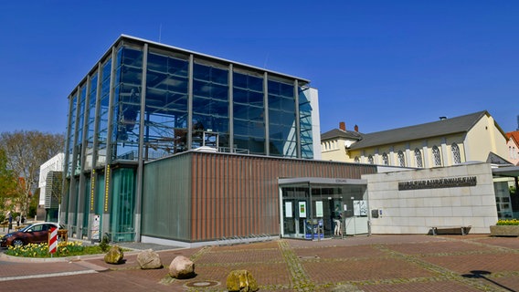 Blick auf Fassade und Ausstellungshalle des Hubschraubermuseums in Bückeburg. © Picture-Alliance / Bildagentur-online Foto: Schoening