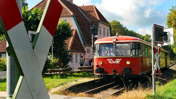 Die Museumsbahn Moorexpress hält am Bahnhof von Worpswede. © picture alliance / dpa Foto: Ingo Wagner