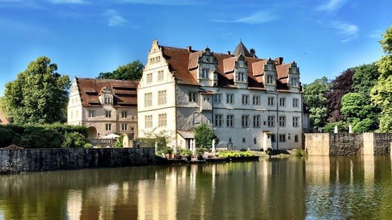 Das Schloss Münchhausen spiegelt sich im Wasser. © Schlosshotel Münchhausen Foto: Ina Benz, Anja Schneemann, Tom Bendix