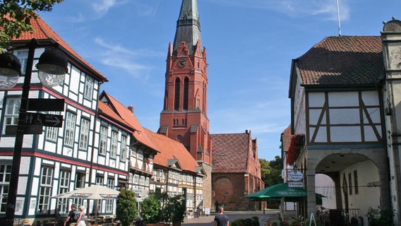 Fachwerkhäuser und die Pfarrkirche in Nienburg an der Weser © Mittelweser-Touristik GmbH 