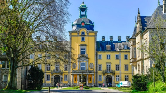 View of the facade of Bückeburg Castle from Schlossplatz © Picture-Alliance / Bildagentur-online Photo: Schoening