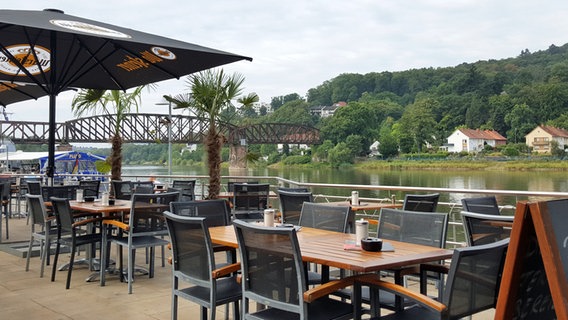 Blick von einer Restaurant-Terrasse auf die Weser und die alte Eisenbahnbrücke in Hameln. © NDR Foto: Kathrin Weber