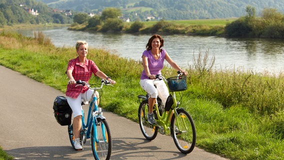 Zwei Radfahrerinnen auf dem Weser-Radweg bei Rühle. © Weserbergland Tourismus e.V. Foto: Weserbergland Tourismus e.V.