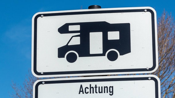 Ein Schild auf dem ein Wohnmobil zu sehen ist. © imago images/penofoto 