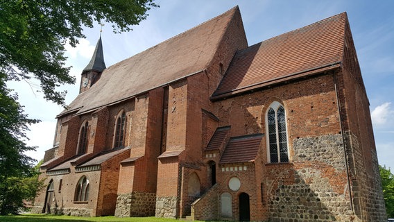 Außenansicht der Kirche St. Petrus und Paulus in Zarrentin am Schaalsee. © NDR Foto: Kathrin Weber